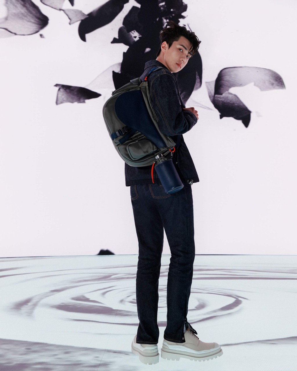 蓝色丹宁Oversizeshirt/$21,000及长裤/$12,000、橄榄绿色拼海军蓝色Saddle Soft Bag/$36,000、水壶连索绳水壶袋/$8,200。