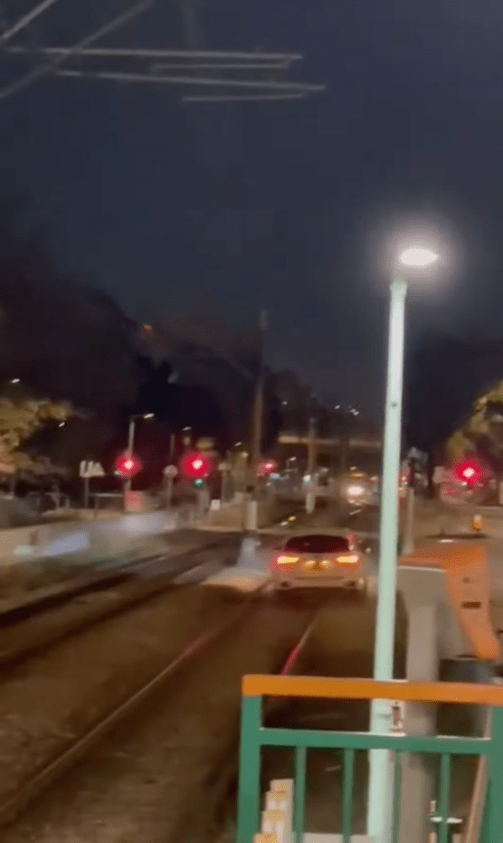 周二(25日)晚網上流傳一段短片,一輛私家車疑誤闖輕鐵路軌範圍,在洪水橋站附近沿軌道顛簸前行。fb@屯門友 周二(25日)晚網上流傳一段短片,一輛私家車疑誤闖輕鐵路軌範圍,在洪水橋站附近沿軌道顛簸前行。fb@屯門友