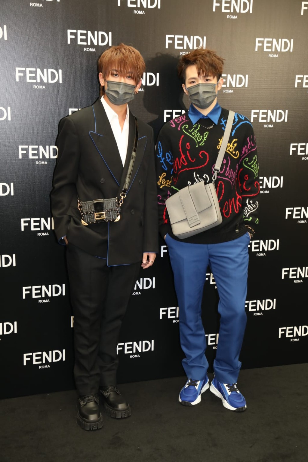 姜濤和Ian在布景板給傳媒拍照。