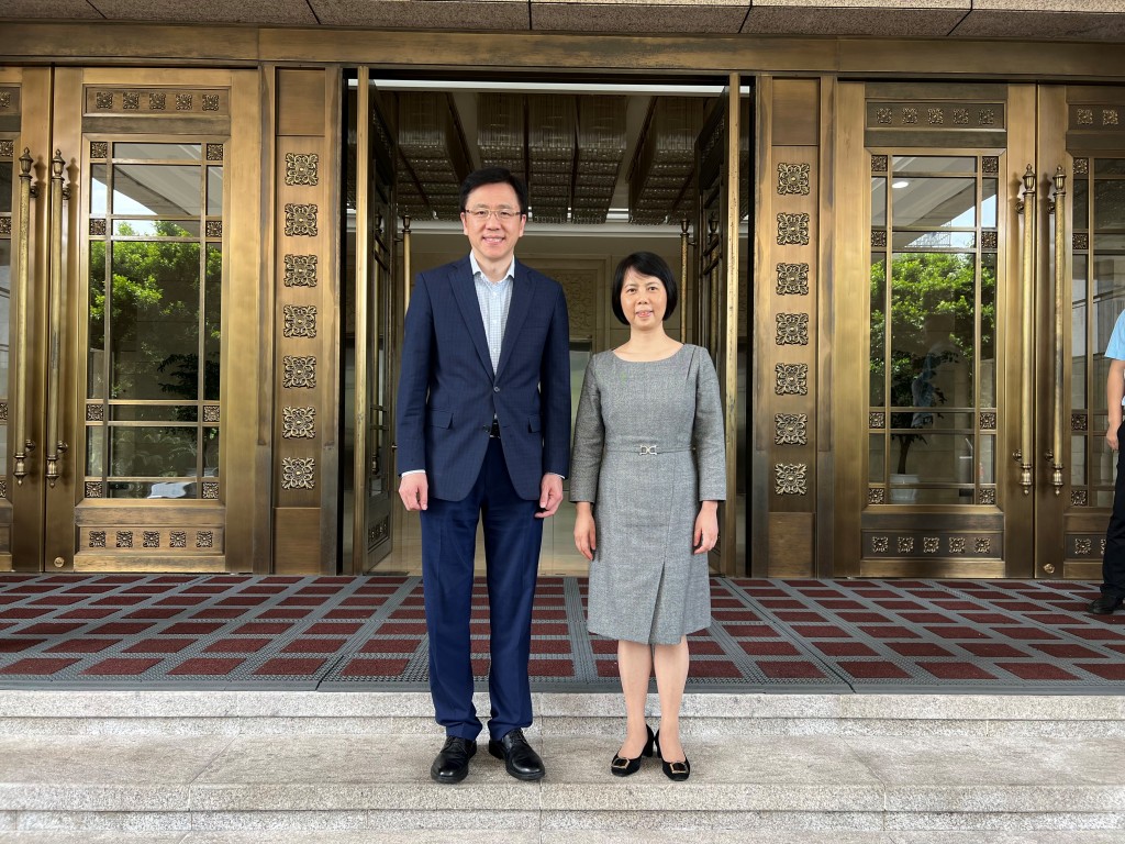 孙东（左）拜访重庆市国有资产监督管理委员会，与党委委员、副主任陈艳（右）会晤。