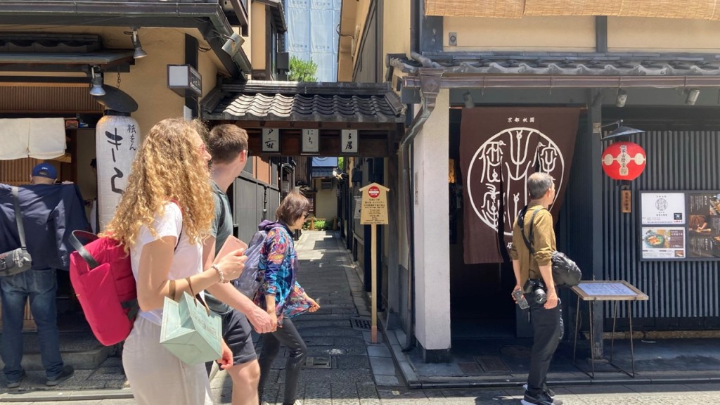 京都祇园地区近年面对过度旅游问题。