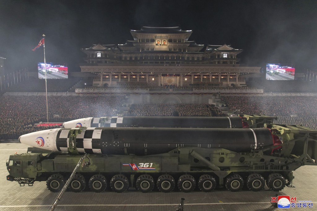 北韓建國75周年閱兵式上展示「火星-17」型洲際彈道導彈。AP