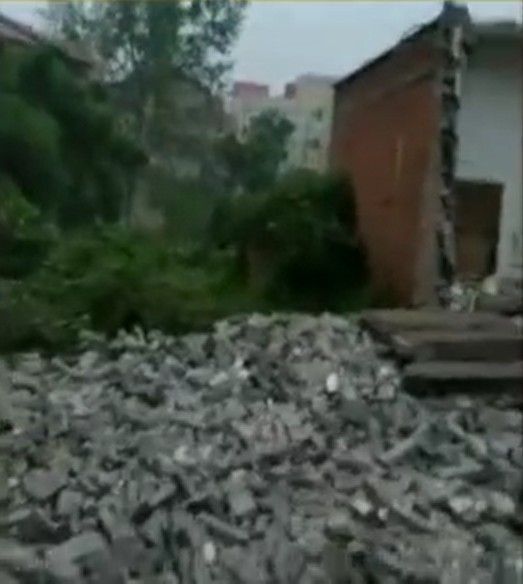 在震央內江市，有房屋倒塌。網圖