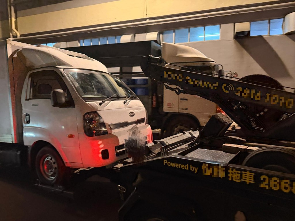 跨部門青衣區打擊鬼油站  拘1人檢4車。警方圖片