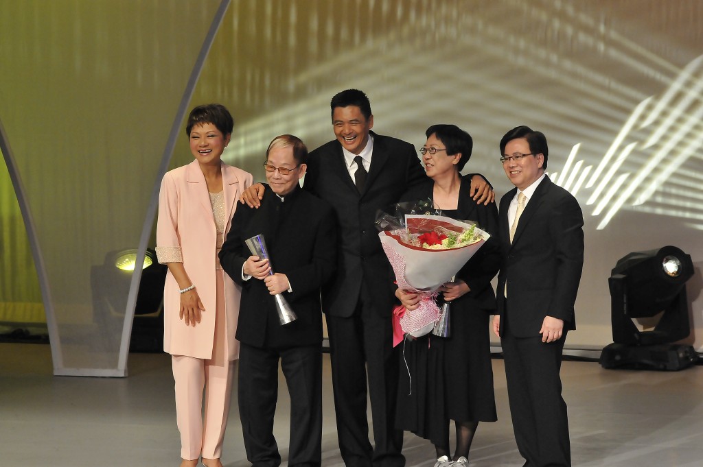 《2011香港艺术发展奖》颁奖礼，(左二起)顾嘉辉获颁发「终身成就奖」﹐周润发向许鞍华颁发「杰出艺术贡献奖」。