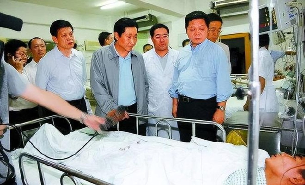 探望重傷員的深圳市委市政府領導。