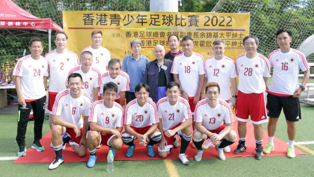 一眾前港將組成香港傳奇隊,友賽青少年球員。 香港西甲足球學校圖片