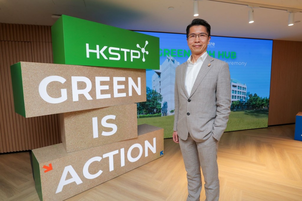 香港科技園公司綠色科技副總監李俊豪介紹GreenTech Hub內的綠色方案展示專區「Green Space」。