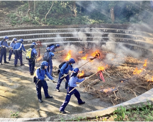 演習中，民安隊隊員協助撲滅山火。