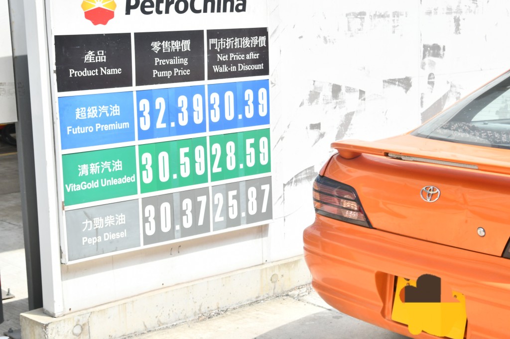 特級無鉛汽油價格已高達每公升32.39元，而柴油亦升穿30元。何健勇攝