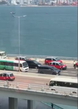 警員落車企圖攔截。02.ryu.02/Threads影片截圖