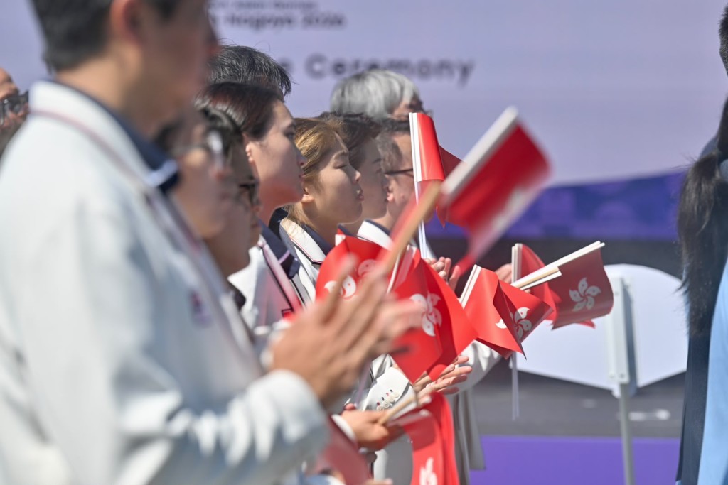 由於運動員分散住宿，只有陳紫晴一位運動員出席升旗禮，其餘是港隊代表團的工作人員。劉駿軒攝
