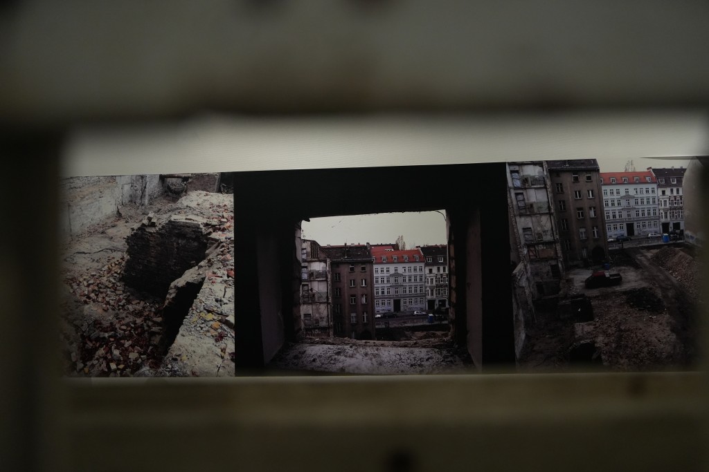 從柏林工地四處搜集以來的舊木窗，形成一道巨型的牆，展現出「內與外」兩個截然不同的世界。
