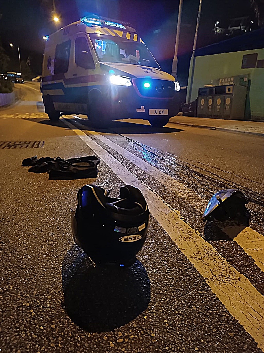 马路上遗下头盔及汽车残件。fb：香港铁骑馆(吹水区)