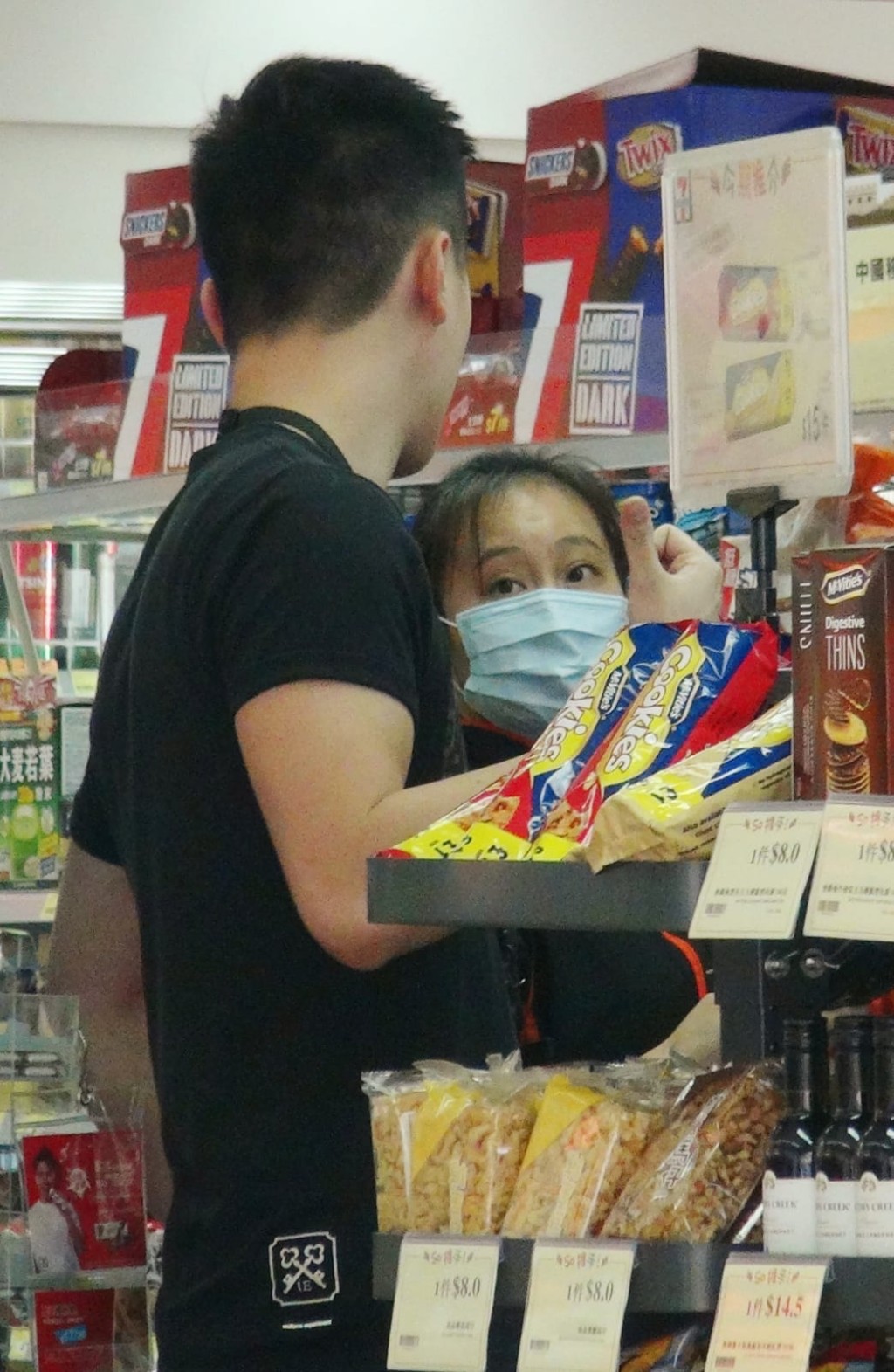 探員在店內向一名女職員 了解事發時經過。林思明攝