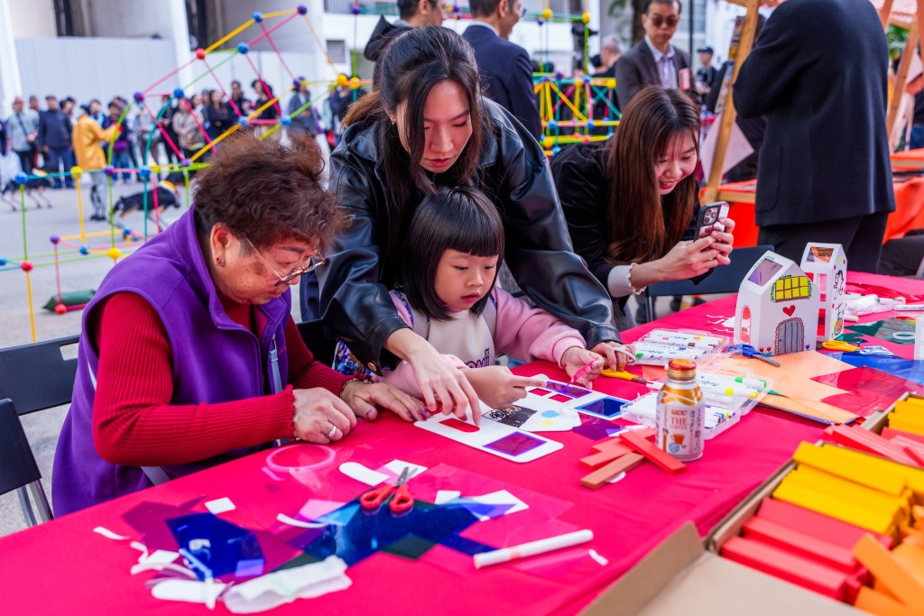 現場設有多個互動遊戲攤位，長者及小朋友一起做手工，實現長幼同樂。
