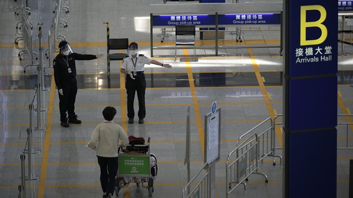 有返港旅客反映因核酸檢測報告字眼有別,一度被拒登機返港。