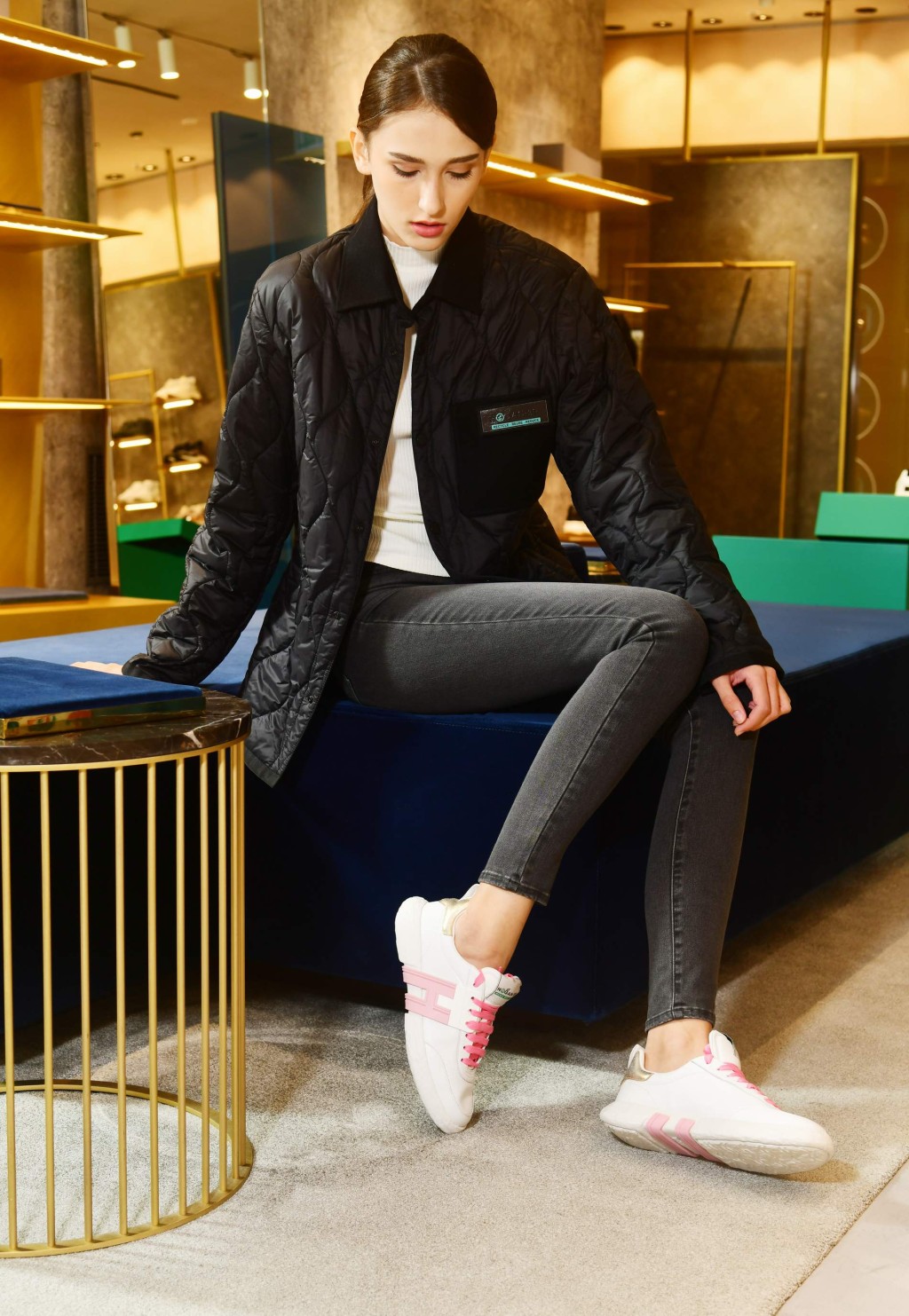 3R系列黑色车线羽绒夹棉外套/$5,200、粉红色拼白色Hogan-3R Sneakers/$3,600。