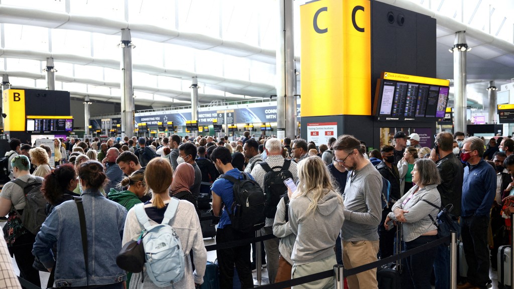 英國各機場擬放寬旅客攜帶液體上機規定。 路透社