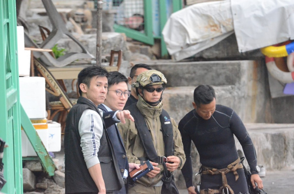 警方返回現場調查