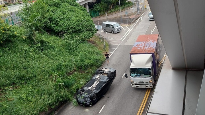 私家車翻側路中。fb: 車cam L(香港群組)