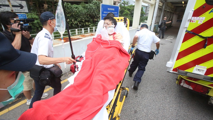 男傷者送院治理。