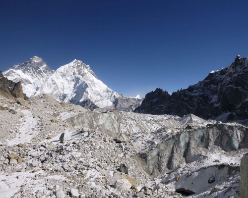 喜马拉雅山上的冰川出现冰雪大量流失的现象。AP