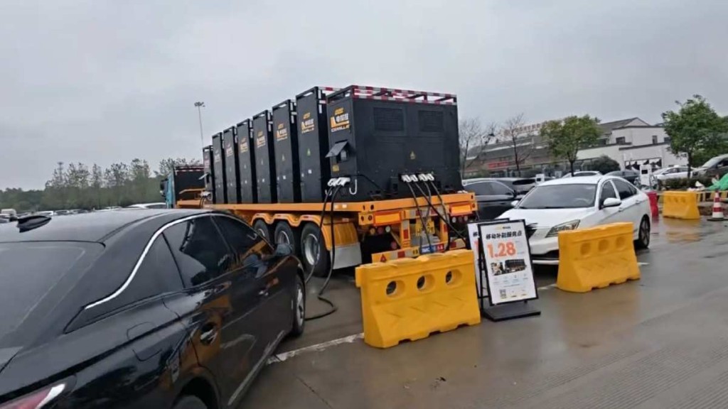 國慶假期大量民眾自駕出遊，電動車要大排長龍充電。小紅書