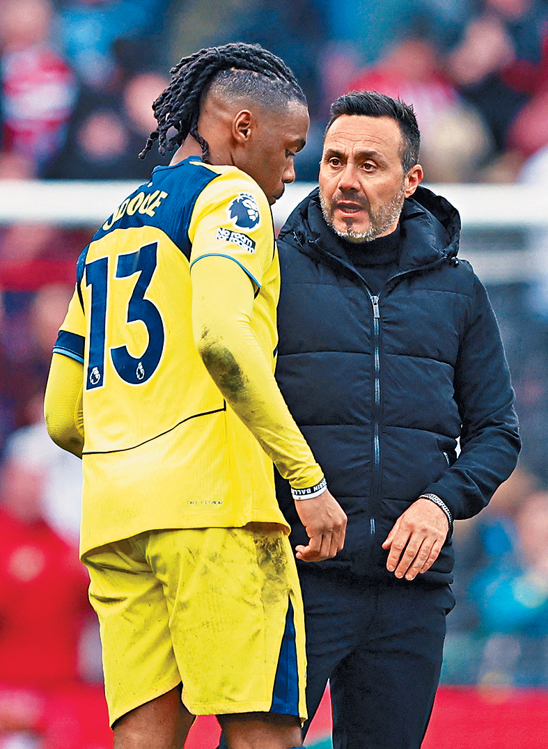 熱刺新帥迪沙比（右）領軍首戰吃敗仗。