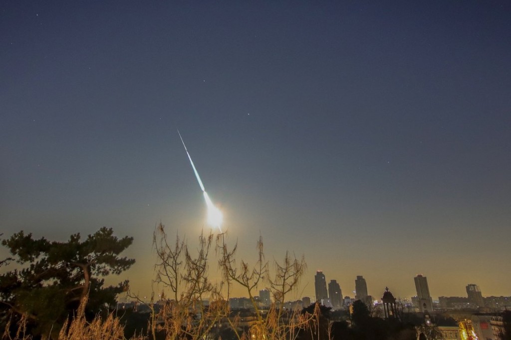 各地民眾捕捉到小行星「Sar2667」撞地球瞬間的美景。 網上圖片