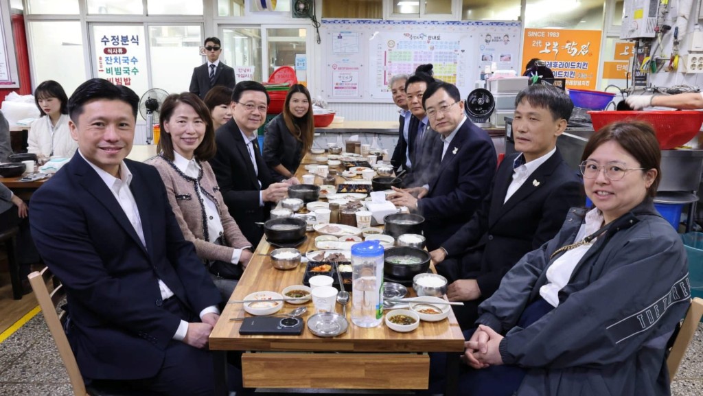 李家超與慶州市市長朱洛榮一起共晉早餐。李家超fb圖片 李家超與慶州市市長朱洛榮一起共晉早餐。李家超fb圖片