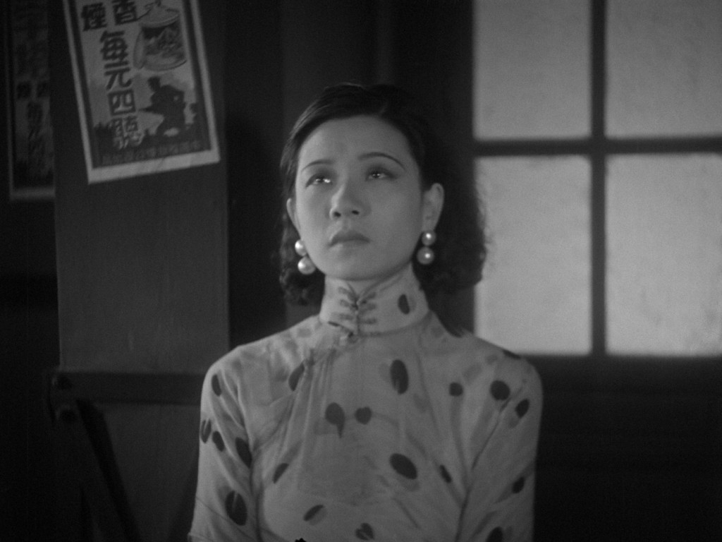 《神女》讲述阮玲玉饰演的主角为独力养活亲儿，而沦为街头暗娼的悲剧。