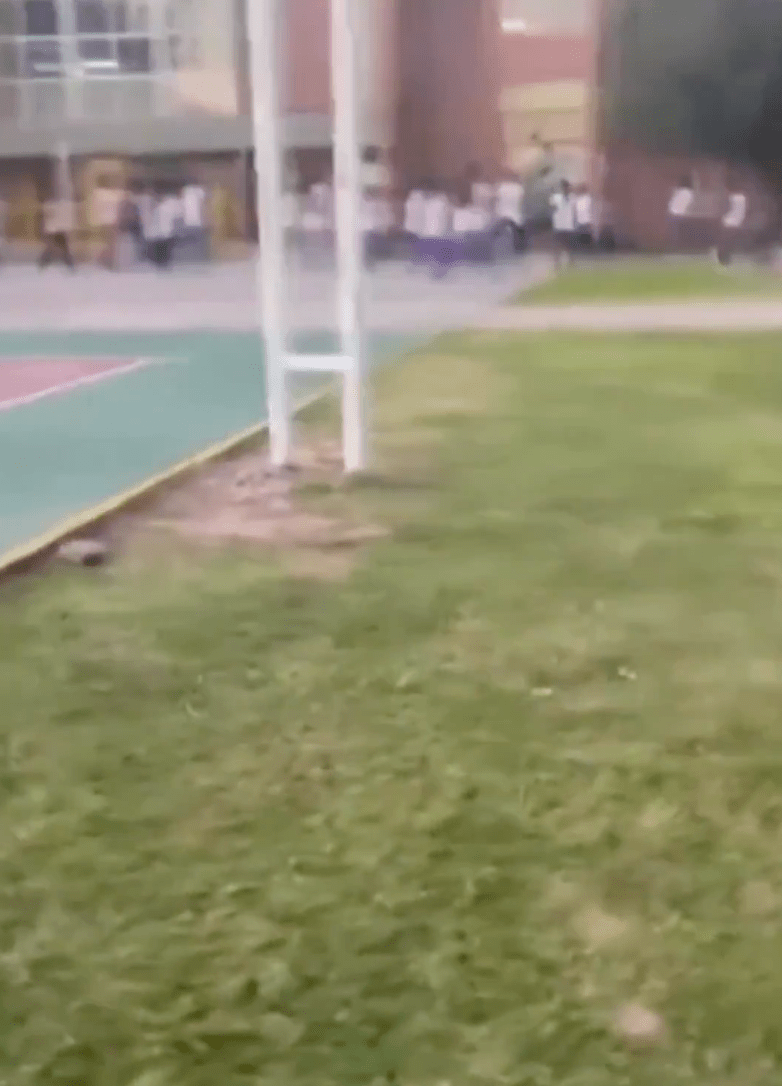 槍擊事件發生後，多名學生逃離現場。X影片截圖