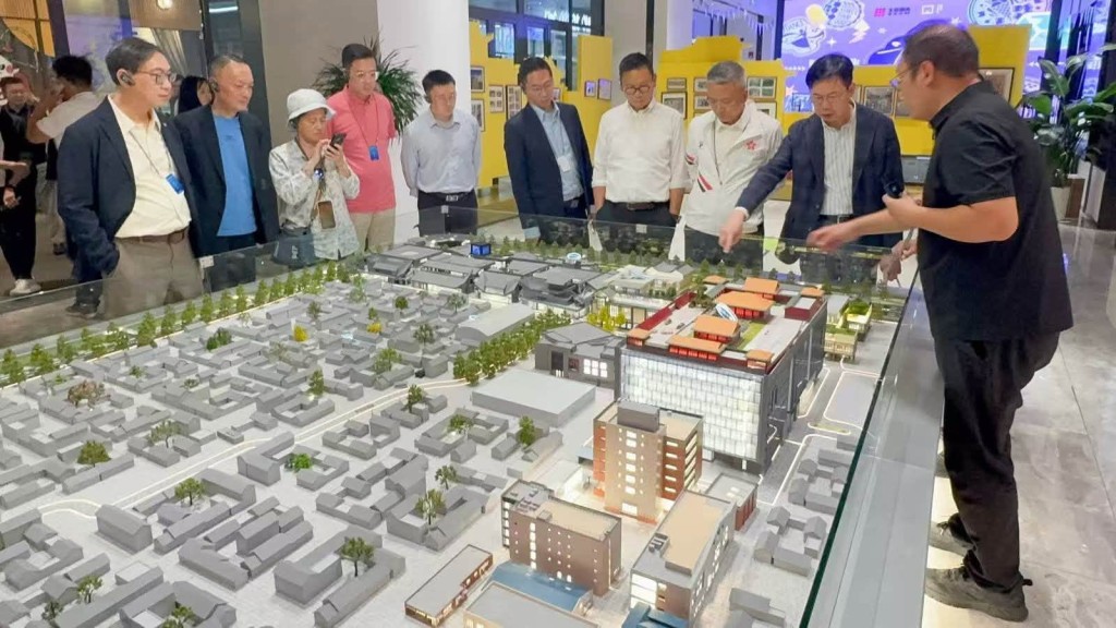 議員聽取園區規劃發展。江旻憓fb 議員聽取園區規劃發展。江旻憓fb