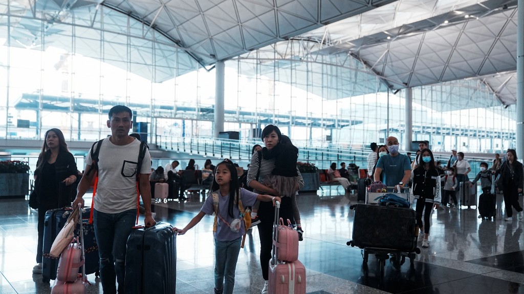 香港国际机场搭机人潮。 路透社