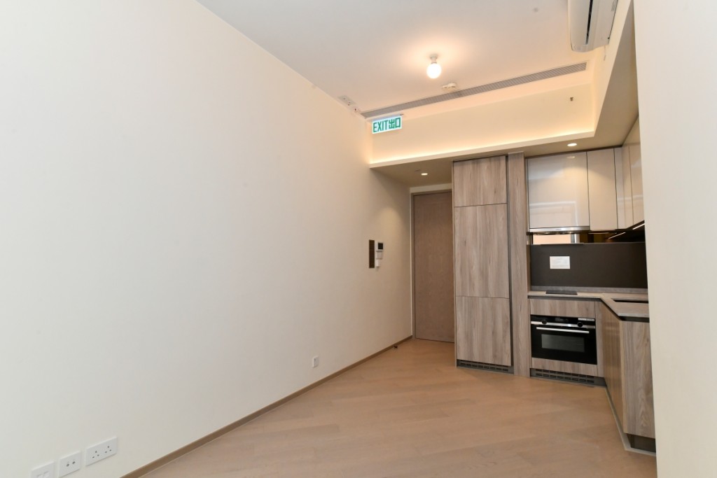 大廳方正實用，鋪設淺棕色木地板，可容納多組家具。