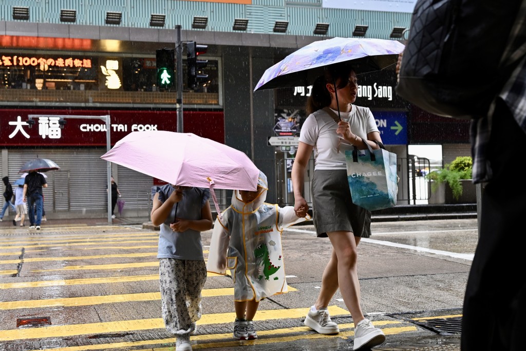 教育局早上宣布所有上午校及全日制學校今日停課。 教育局早上宣布所有上午校及全日制學校今日停課。
