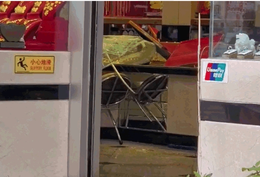 賊人扑爛飾櫃劫走多盆金器。林思明攝