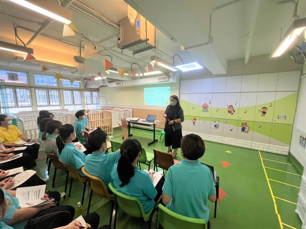 香港保护儿童会的守护儿童顾问（图中）向香港保护儿童会的员工提供「相关法规及标准要求」培训。