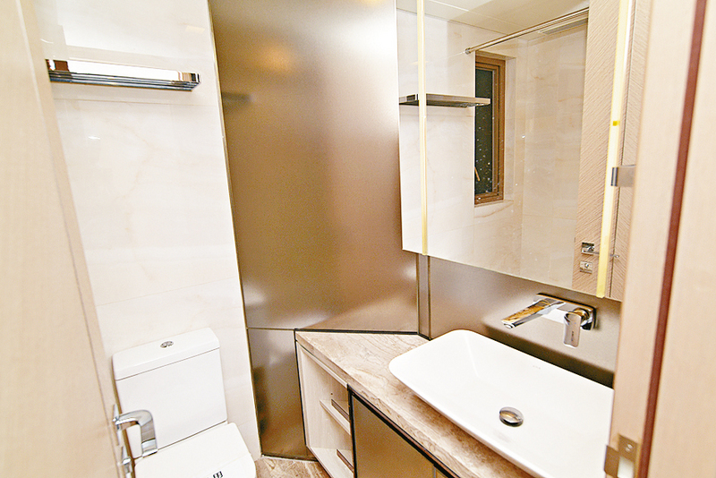 ■浴室設有大鏡櫃，可放置洗滌用品。