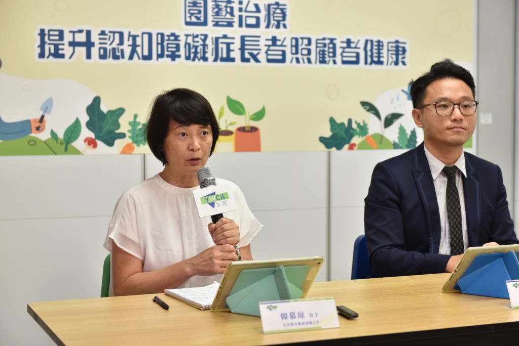 香港理工大學護理學院助理教授過培健（右）、女青耆年服務部總主任韓慕琼（左）。
