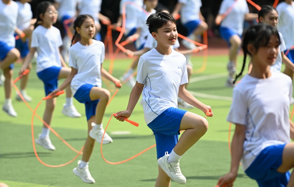 内地肥胖的中小学生不断增加，官方鼓励学校每日上体育堂。新华社