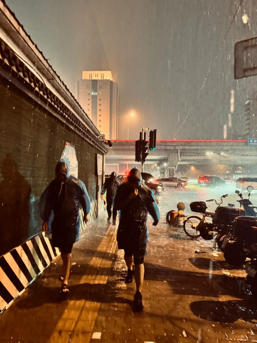  北京气象台预报今日午后，当地会有30小时暴雨。图为北京两日前雨势。小红书