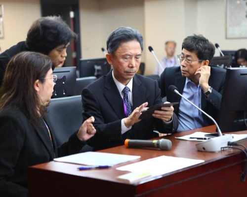 台北市政府秘書長薛春明(右)8日與市市政府發言人周台竹(右二)赴議會民政委員會專案報告。網圖