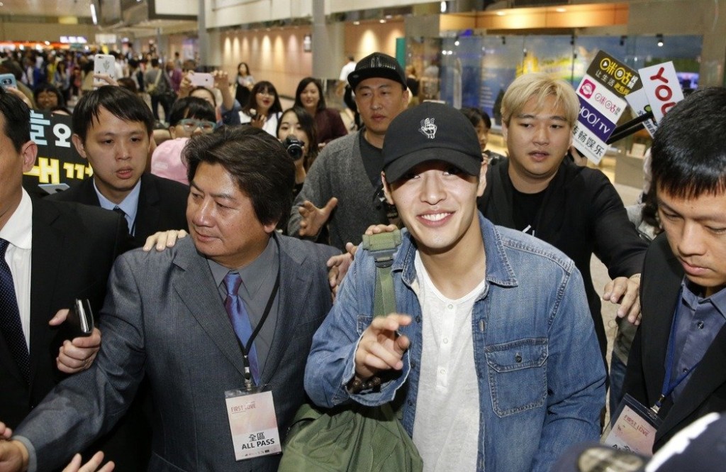 被粉絲、傳媒包圍都Keep住微笑打招呼。（網上圖片）