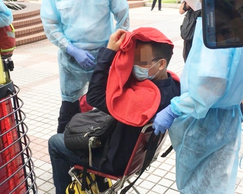 手帶男子。劉曉曦攝