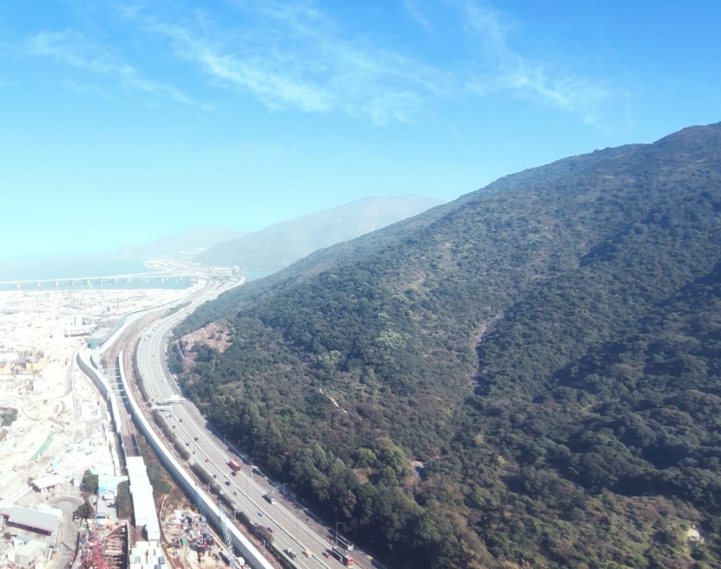 厅堂外望连绵山景，及部分海景。