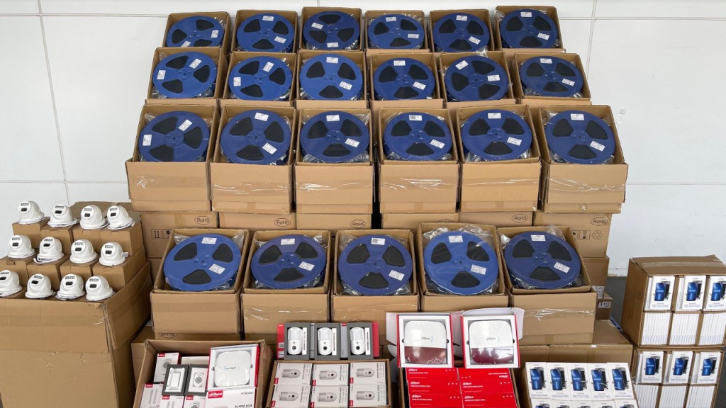 海關落馬洲打擊貨車走私 檢150萬元電子零件。海關圖片