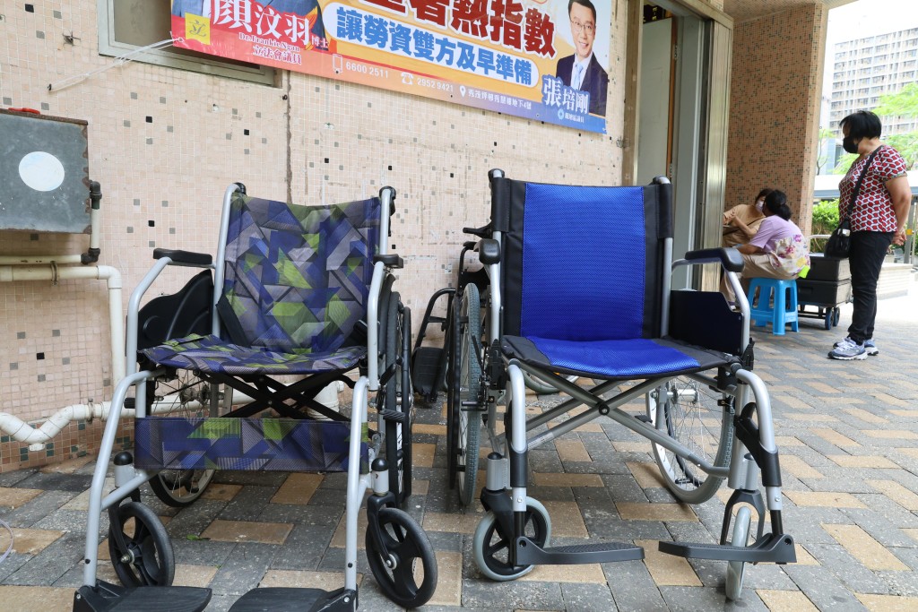 獲贈的新輪椅（右）較舊輪椅更大，適合容納身型較健碩的長者，亦不容易翻車。