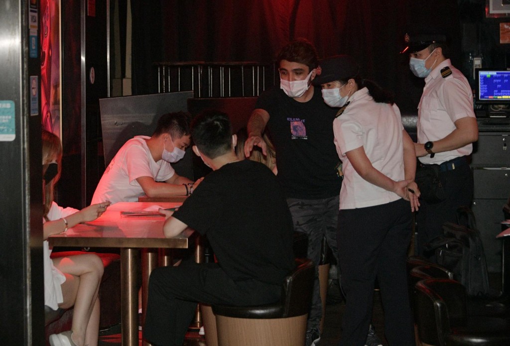 警员及食环署职员来到兰桂坊巡视。